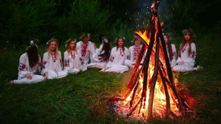 На Купала нічка мала