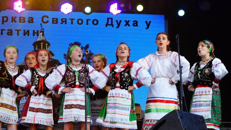 Денна сцена "Живого Вогню" "вибухне" танцями різних народів світу