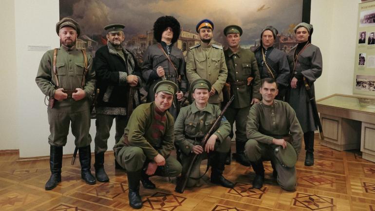 Бандеромобіль, ходіння по склу, вибухотехніка та костюми армій УПА: чим вражатиме ХІІІ Міжнародний фестиваль &laquo;Живий Вогонь&raquo;